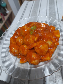 Una foto de Albóndigas con tomate y patatas