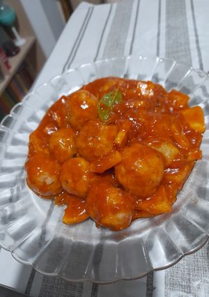 Una foto de Albóndigas con tomate y patatas