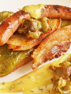 Una foto de Tostada con salchicha y panceta