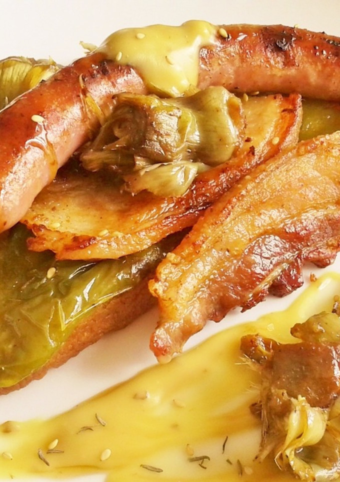 Una foto de Tostada con salchicha y panceta