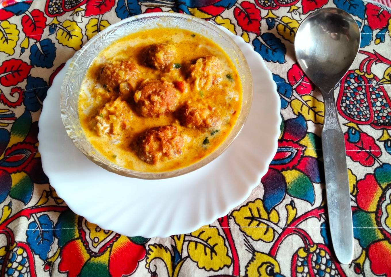 Raw papaya & carrot kofte in coconut curry