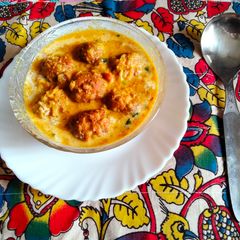 A picture of Raw papaya & carrot kofte in coconut curry.