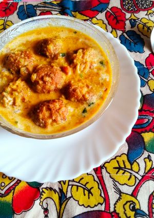 A picture of Raw papaya & carrot kofte in coconut curry.
