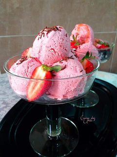 Una foto de Helado de fresas casero con yogur griego de toffee