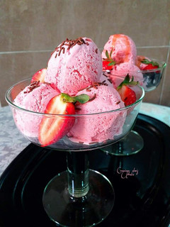 Una foto de Helado de fresas casero con yogur griego de toffee