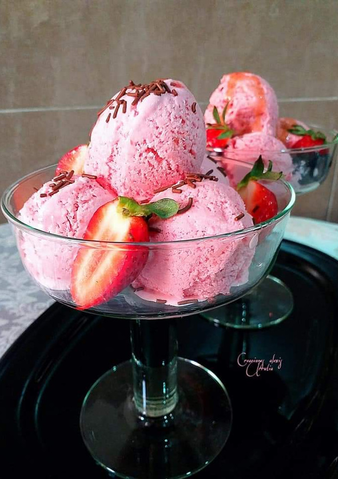 Una foto de Helado de fresas casero con yogur griego de toffee