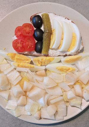Une photo de Tartine printanière et salade d'endive et de poire au miel