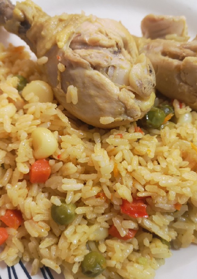 Una foto de Arroz amarillo con pollo