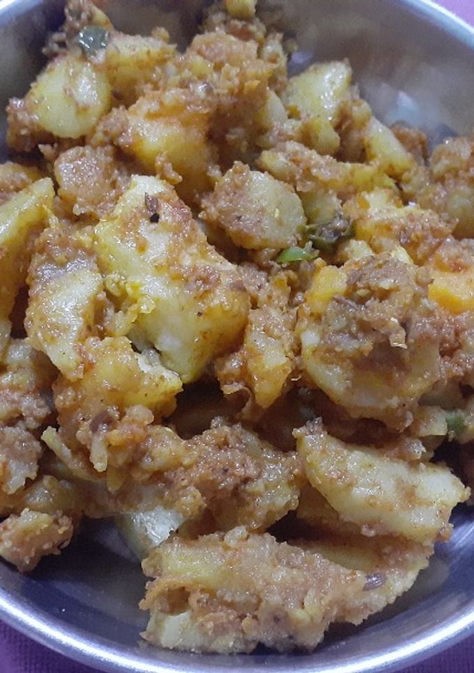चटपटे सूखे आलू (chatpat sukhe aloo recipe in Hindi) रेसिपी मुख्य फोटो