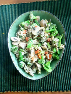 Una foto de Wok de verduras y setas con huevo