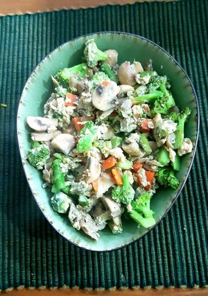 Una foto de Wok de verduras y setas con huevo