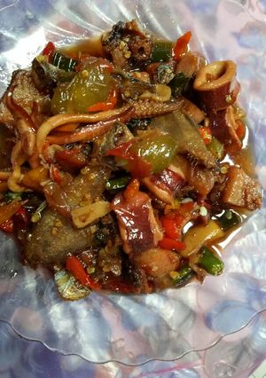 Foto resep Cumi dan ikan asin asem pedes 😘😘