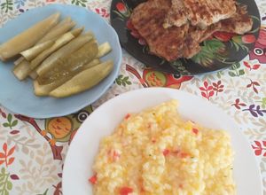 O poză a rețetei Orez pilaf sârbesc, carne ceafă la grătar și castraveți murați.