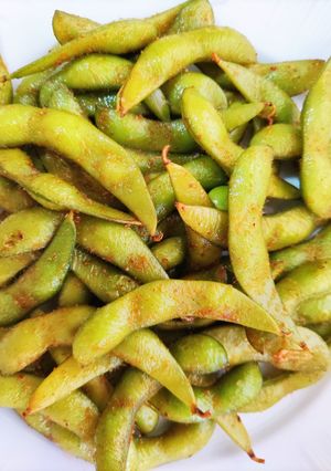 Una foto de Edamame con pimentón picante 🤤 y cebolla en polvo