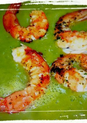 Una foto de Crema Saint-Germain con langostinos