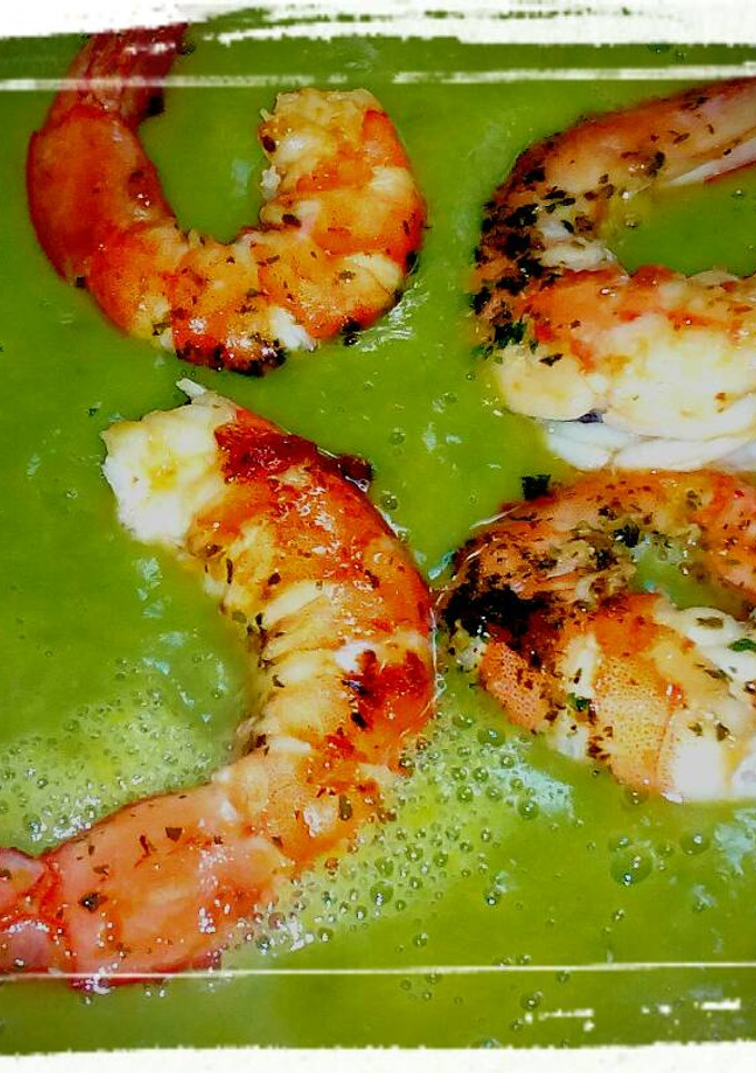 Una foto de Crema Saint-Germain con langostinos