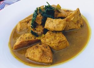 Una foto de Trozos de pollo al curry (turco)