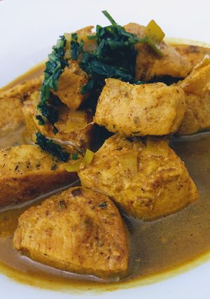 Una foto de Trozos de pollo al curry (turco)