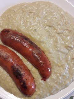 Una foto de Puré de Porotos con zapallo y Longanizas
