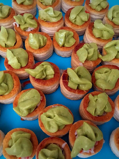 Una foto de Volovanes de marisco y aguacate