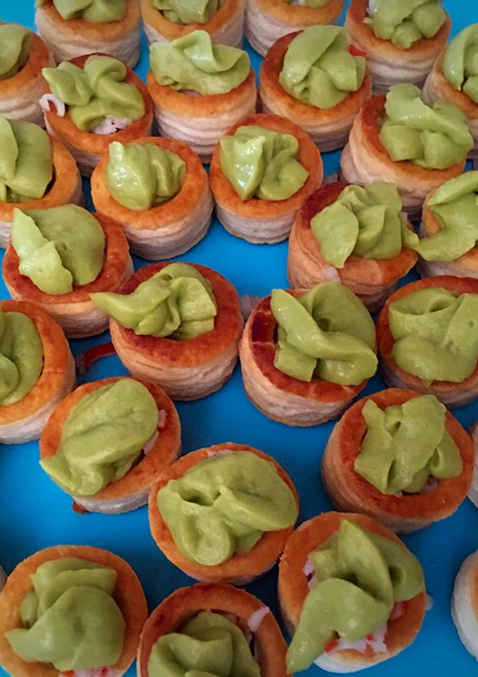 Una foto de Volovanes de marisco y aguacate
