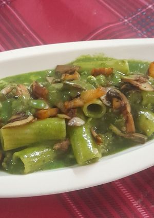 Una foto de Tortiglioni con butifarra portobellos panceta e spinaci e parmigiano