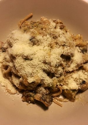 Una foto de Spaghetti con salsa de champiñones y brócoli