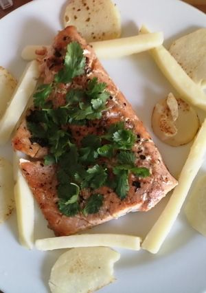 Una foto de Salmón a la plancha con papas fritas