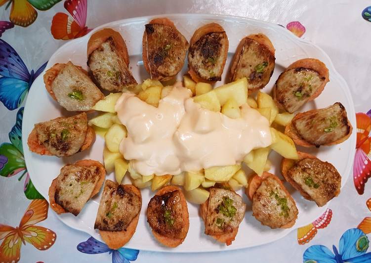 Patatas bravas y montaditos de lomo