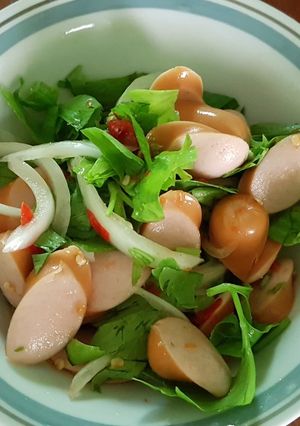 รูปของ ยำไส้กรอกไก่หนังกรอบ
