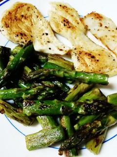 Una foto de Filete de pollo a la plancha con espárragos 😋