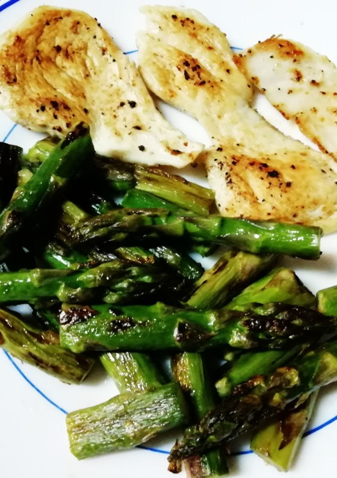 Una foto de Filete de pollo a la plancha con espárragos 😋