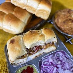 A picture of Street style Bun kabab.