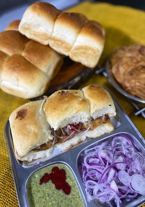 A picture of Street style Bun kabab.