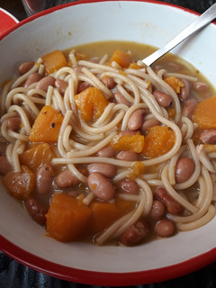 Una foto de Porotos con riendas