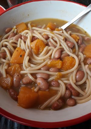 Una foto de Porotos con riendas
