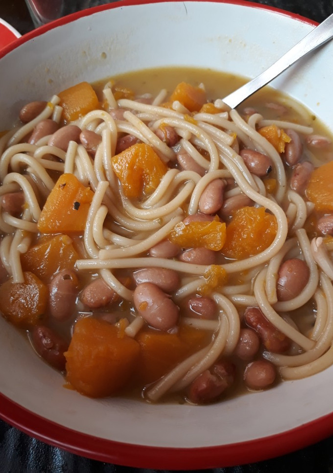 Una foto de Porotos con riendas