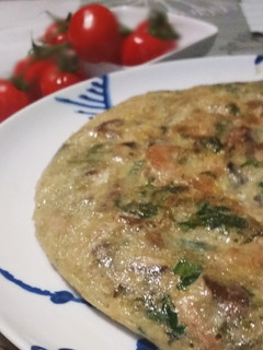 Una foto de Tortilla de escarola, setas y gambas