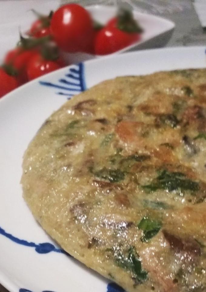 Una foto de Tortilla de escarola, setas y gambas