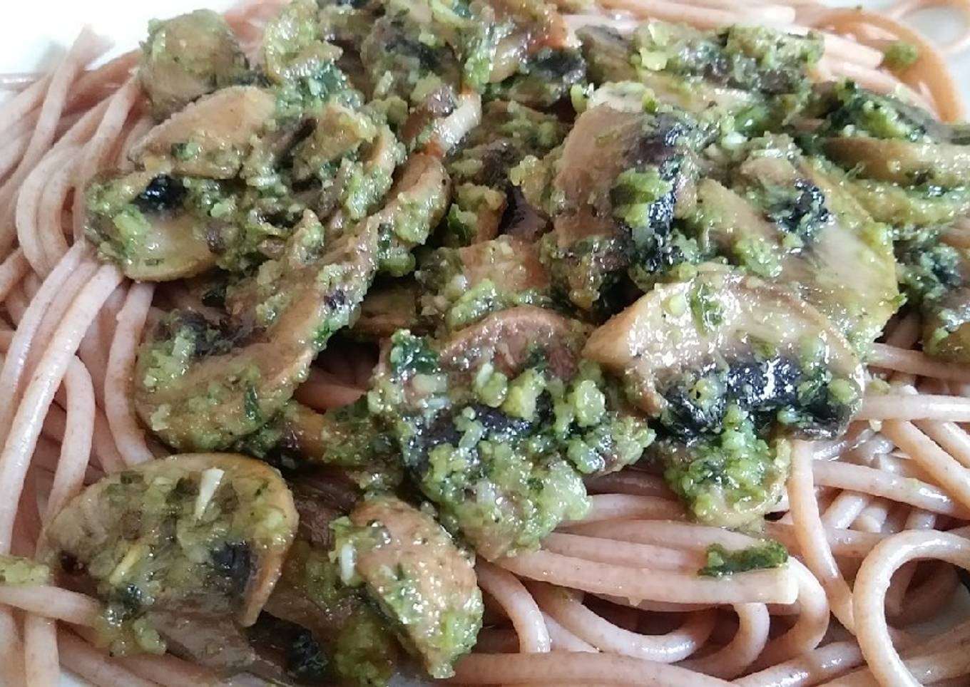 Espaguetis con champiñones al pesto