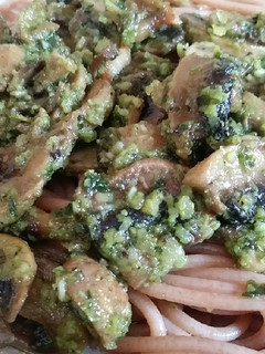 Foto principal de Espaguetis con champiñones al pesto