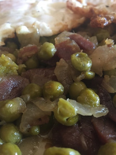 Una foto de Guisantes con Jamón 5 J’s y Huevos Fritos