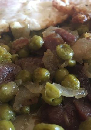 Una foto de Guisantes con Jamón 5 J’s y Huevos Fritos