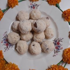 A picture of Rava ladoo.