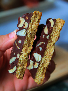 Una foto de Galletas con crujiente de chocolate y avellanas
