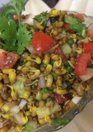 A picture of MOTH CHAAT (Sprouts).