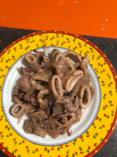 Una foto de Calamares encebollados
