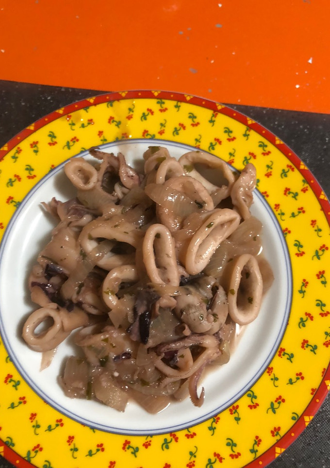 Una foto de Calamares encebollados
