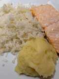 Salmão grelhado com arroz branco e puré de batata