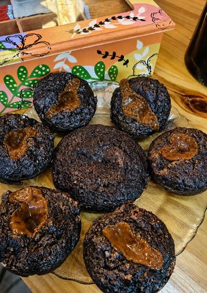 Una foto de Muffins de harina de algarrobo y naranja con sorpresa de dulce de leche